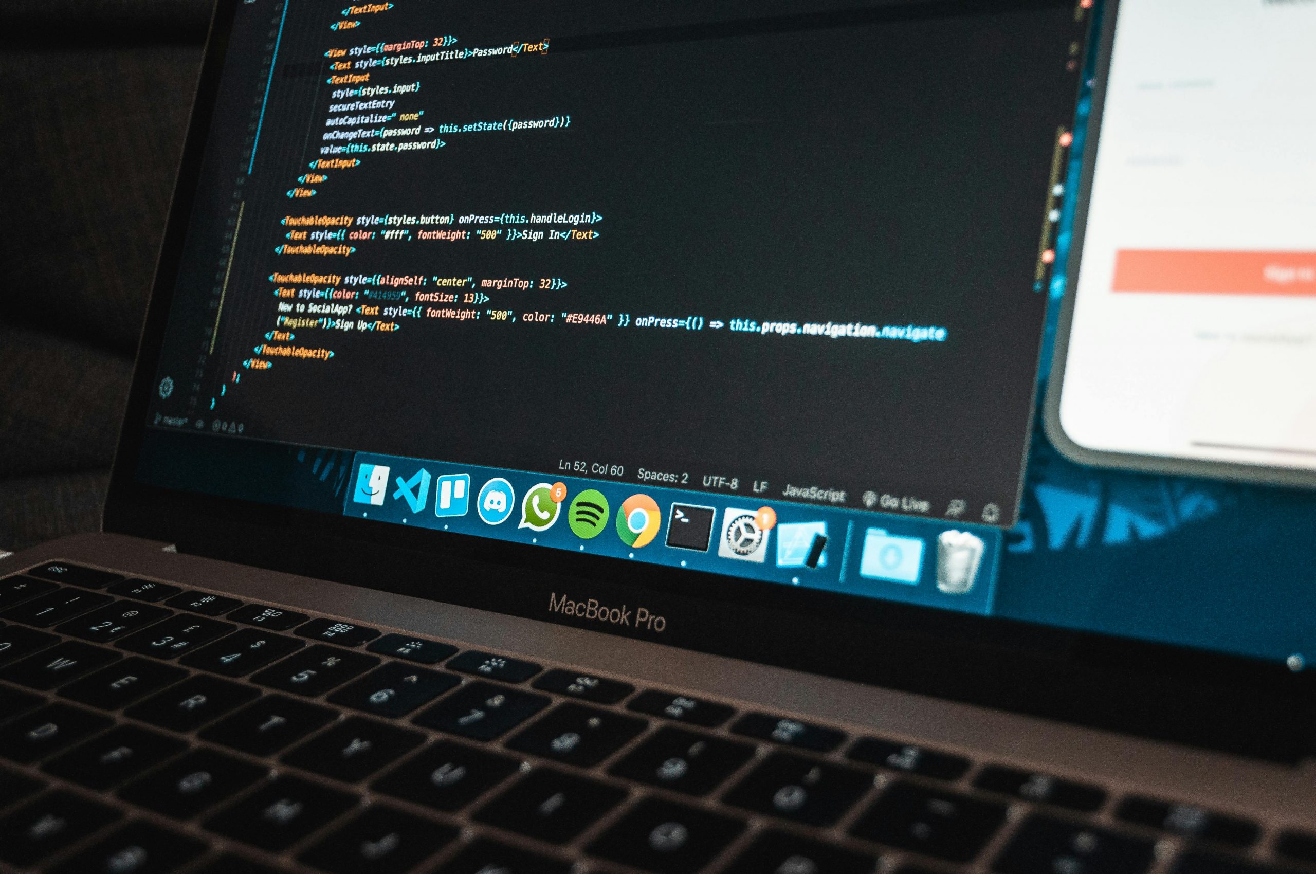 Arbeitsplatz Mit Modernem Laptop Mit Programmcode Auf Dem Bildschirm