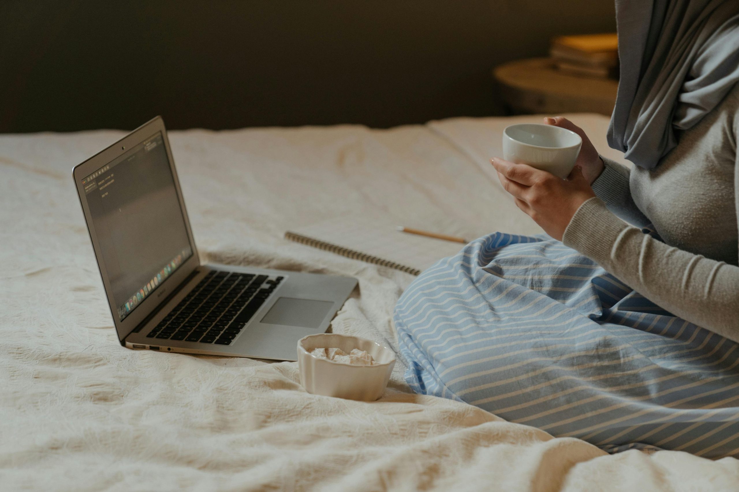 Frau Im Weißen Und Blauen Gestreiften Hemd Mit Laptop