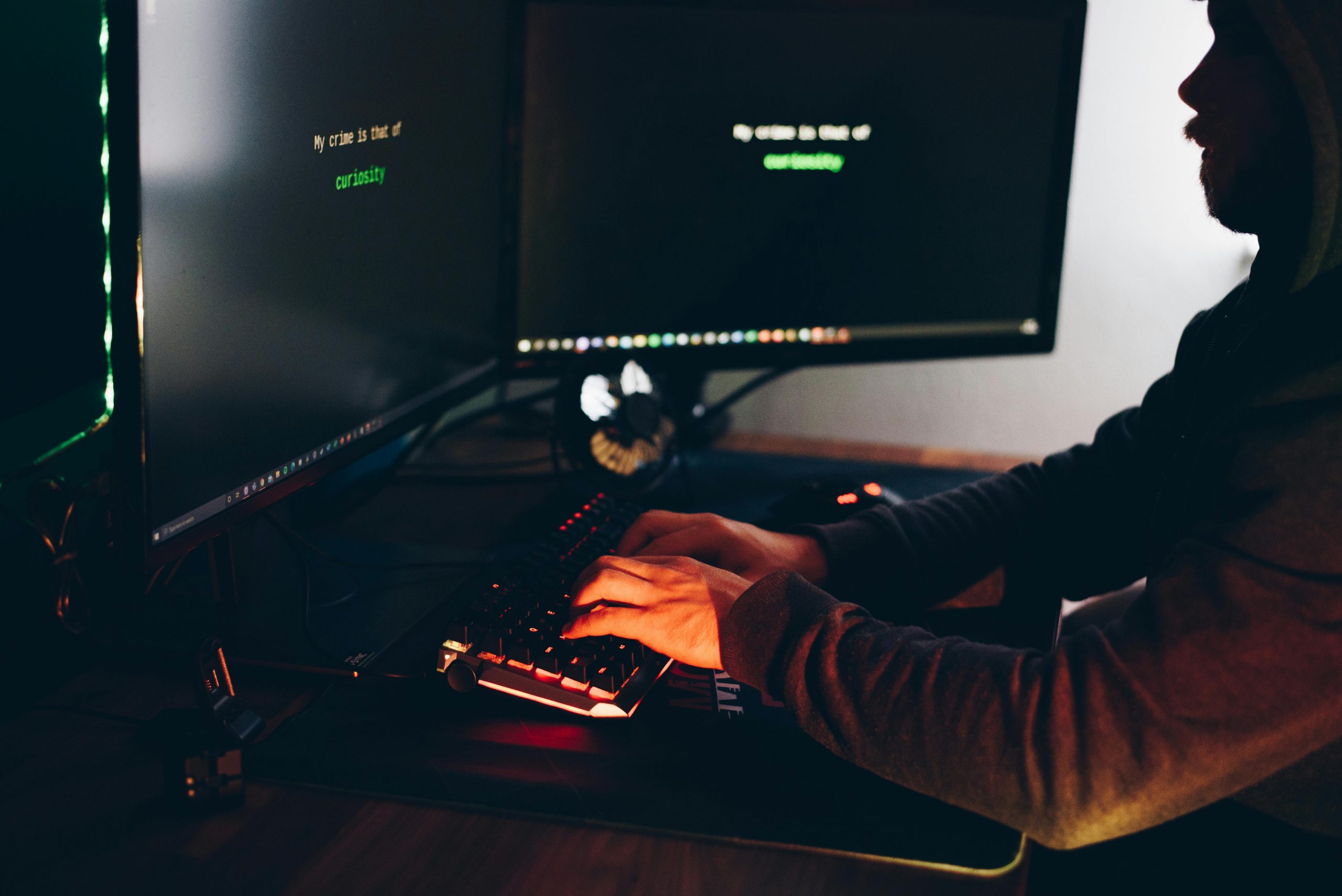 Crop Hacker Silhouette Eingabe Auf Computertastatur Während Hacking System