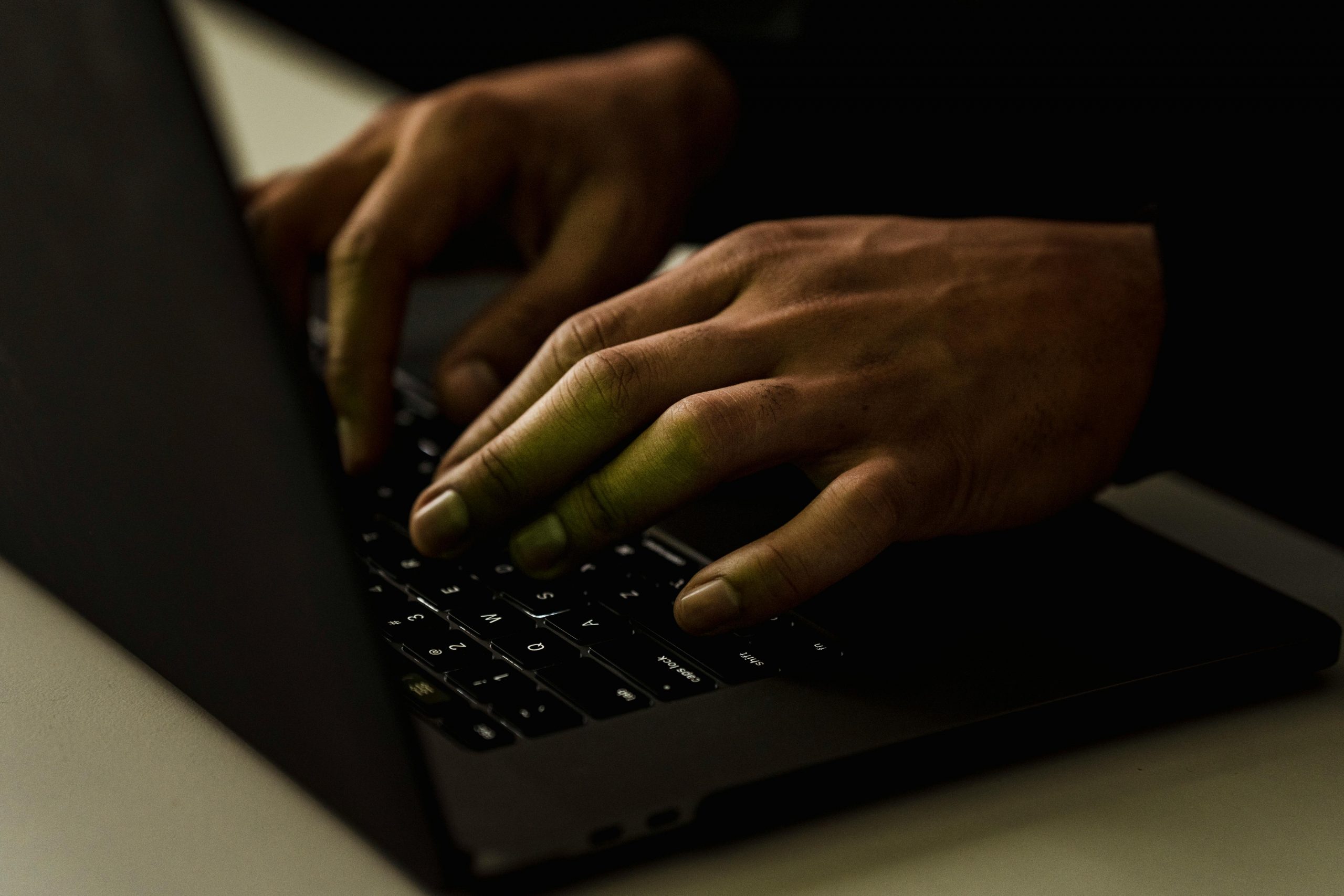 Beschneiden Sie Nicht Erkennbare Person, Die Auf Laptop Tastatur Tippt
