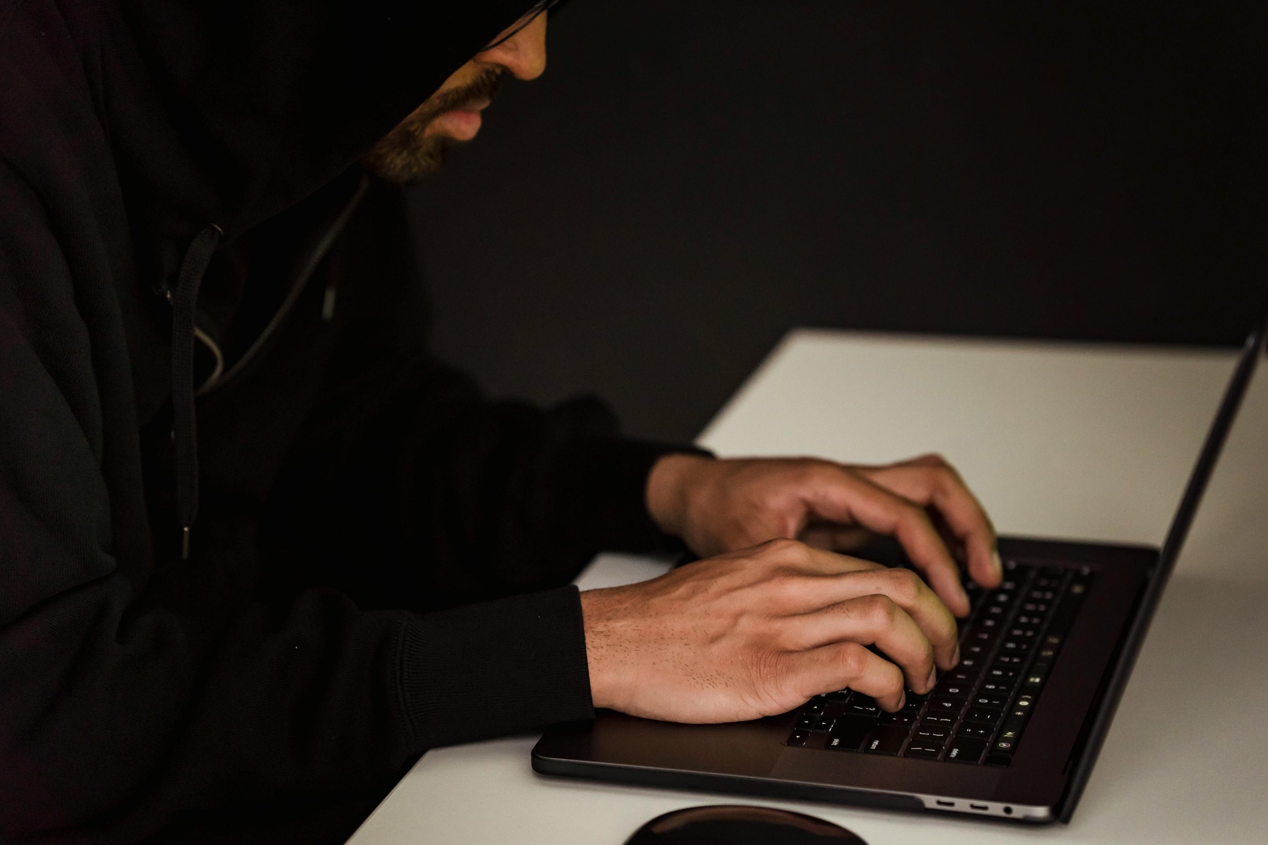Crop Fokussierte Programmierer Hacking Datenbank Auf Laptop