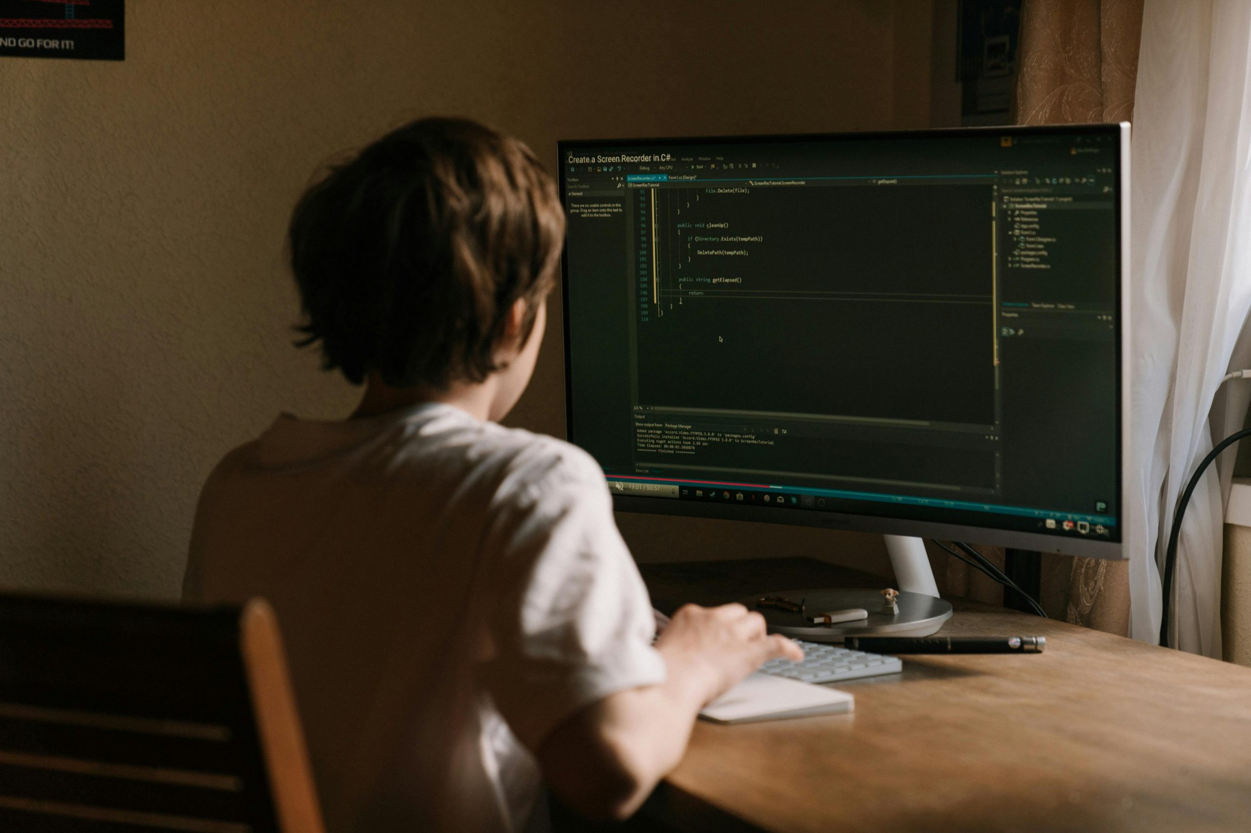 Kostenloses Stock Foto zu anonym, aussenseiter, coder